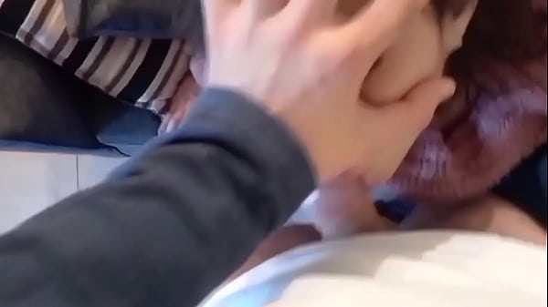 Mon beau-frère m'enregistre pendant que je lui suce la bite