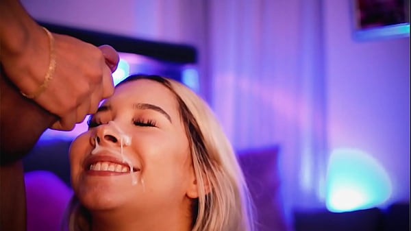 Una bionda con un bel viso succhia il cazzo della sua amica mentre trasmette e riceve una grossa sborrata in faccia