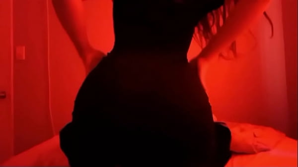 सेक्सी और हॉट छोटी सौतेली माँ अपने सौतेले बेटे के कमरे में प्रवेश करती है और पहली बार उससे चुदाई करती है