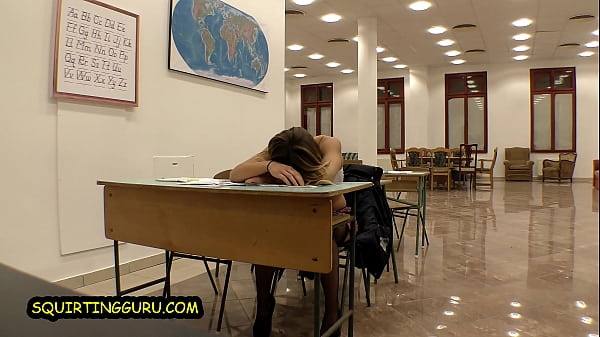 किशोर फुहार वीडियो प्रदर्शित करता है