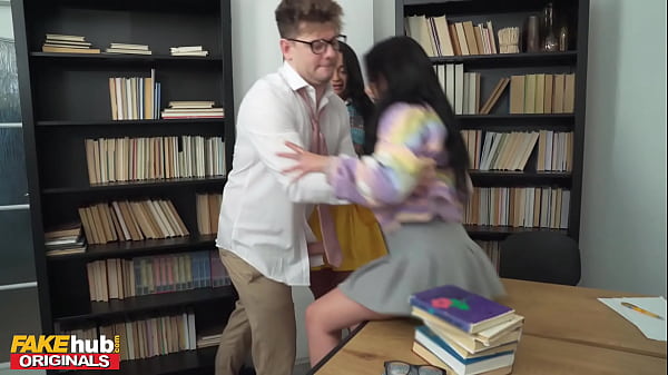 FAKEhub - Xuất tinh nhanh trong quần lót trong phòng nghiên cứu dẫn đến việc cô gái nhỏ nhắn bị kiêm nhỏ giọt trên khuôn mặt xinh đẹp của mình, ba người hạng nặng với cực khoái squirting nữ và cumshot trên khuôn mặt, với sự tham gia của Daphne Klyde và cô bé Ý Maria Wars