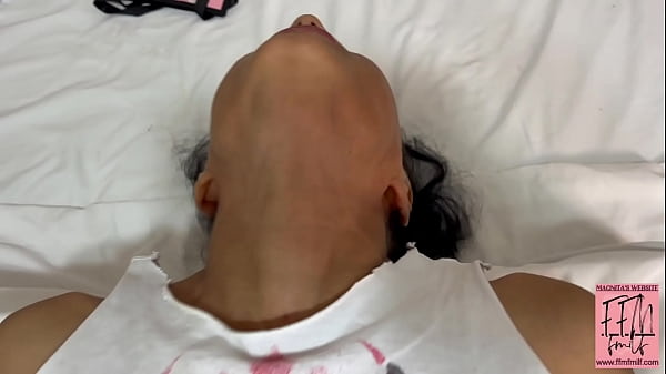 Il figliastro aiuta la matrigna a scegliere quali mutandine sono migliori da indossare in palestra. Ordina il tuo film fantasy