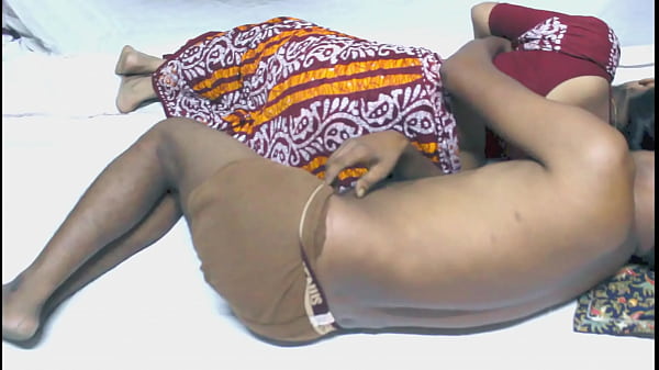 भारतीय हॉट खूबसूरत सौतेली माँ का सौतेले बेटे के साथ पहला हनीमून सेक्स!! ऑडियो के साथ अद्भुत XXX कट्टर सेक्स