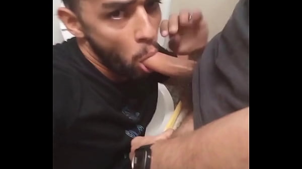 Wildes junges Mädchen hat Spaß