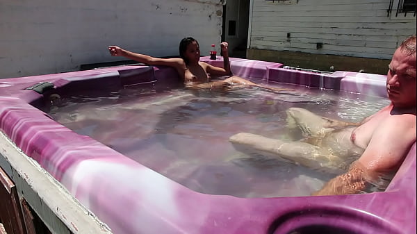 दयानारा हॉट टब मेन 2