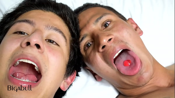 Cô Gái Trẻ Gợi Cảm biểu diễn