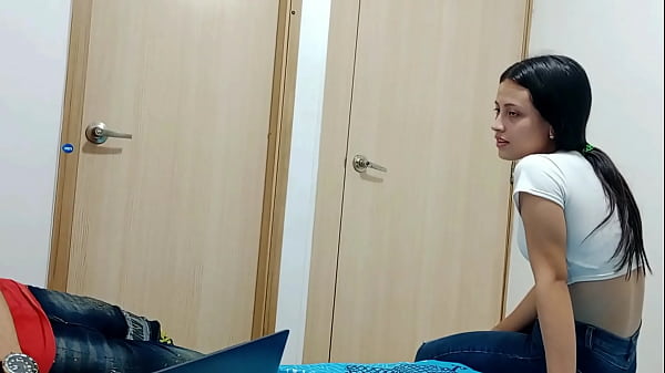 mi joven hermanastra adolescente de 18 entra a preguntarme que estoy haciendo pero se que lo que quiere es chuparme la polla y luego follarla porno en español