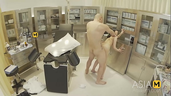 Una bellissima teenager si diverte - sexy