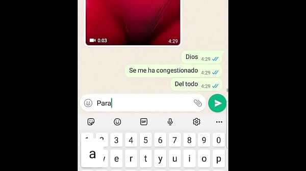 La dolce giovane ragazza si diverte