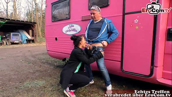 Verspielte junge Mädchentänze