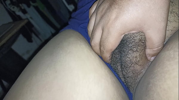 Adolescente bonita y caliente se divierte - amateur