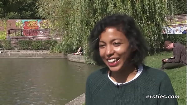 अर्स्टीज़: एमेच्योर लैटिना हमें अपनी सेक्सी हस्तमैथुन कौशल दिखाती है