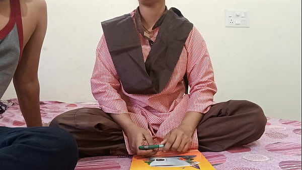 अद्भुत चंचल किशोर स्वयं आनंद लेता है