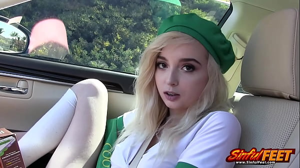 莱克西·洛尔 (LEXI LORE) 将她的粉色内裤拉到一边，以便他可以将鸡巴插入