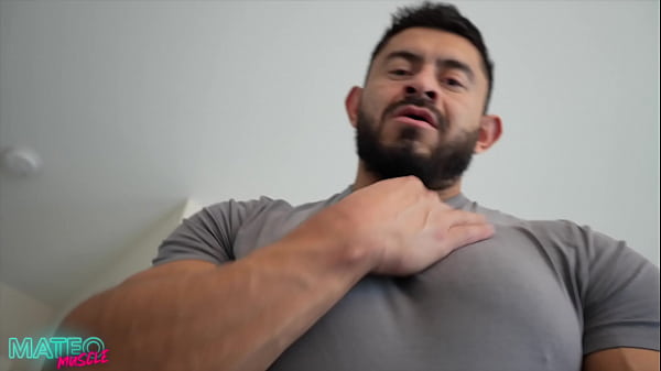 Cơ Hunk's Áo Bó Sát Ngực Nảy Lên