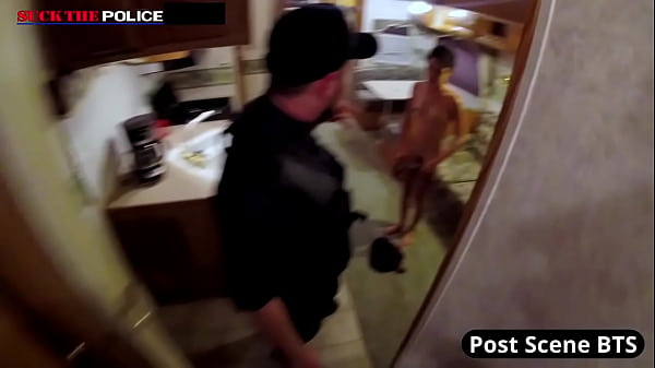 Erstaunlich verspielter Teenie neckt