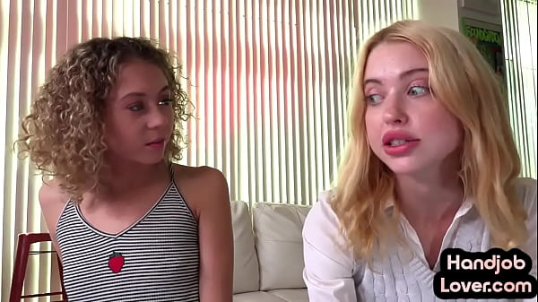 Winziger Teenager lernt bei einem Dreier von seiner besten Freundin Dirty Talk in POV-HJ