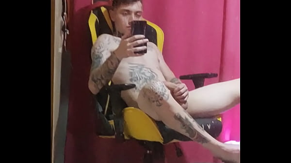 Nhìn em mịn màng ngon lành sao anh lại nghĩ em muốn ở bên người lớn tuổi?