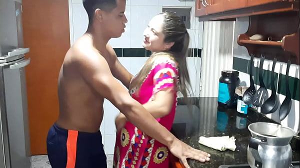 मेरी सौतेली बहन रसोई में बहुत कामुक हो जाती है