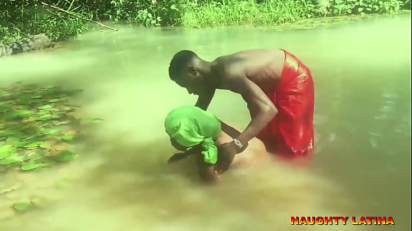 ESPOSA AFRICANA DE ÉBANO SE FOLLA A SU PASTOR DURANTE EL BAUTISMO EN AGUA = VIDEO COMPLETO EN XVIDEO RED