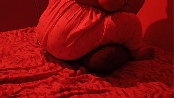 Femme indienne ayant des relations sexuelles avec son petit ami - Gros seins