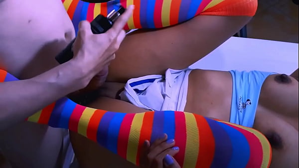 La madrastra de su amiga se había divorciado recientemente y buscaba consuelo en los brazos de un hombre mucho más joven que ella, y cuando estaban solos en el apartamento, se entregaba a él sin restricciones.