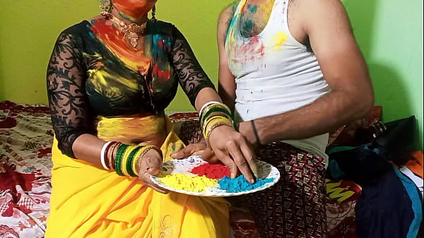 On Holi, Bahu played Holi with Sasurji by opening Bhurr, desi Bengali sex video.