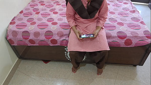 देसी स्टूडेंट टीचर के साथ डॉगी स्टाइल पोजीशन में चुदाई कर रही थी