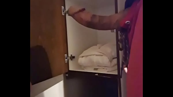 Sono andato in una spa per vivere l'esperienza completa e ho finito per scopare con l'altro cliente nello spogliatoio, sono sicuro che le massaggiatrici abbiano sentito che erano fuori