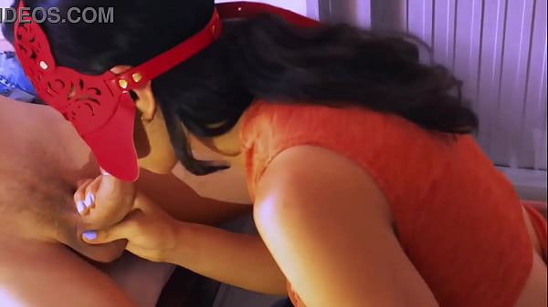 सौतेली माँ को होटल के बार में एक पुराना प्यार मिला जहाँ वह रह रही थी, और साथ में उन्होंने उसके कमरे में जुनून की एक रात का आनंद लिया।