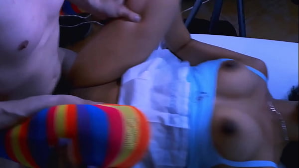 Bellissima teenager stuzzica un'adolescente