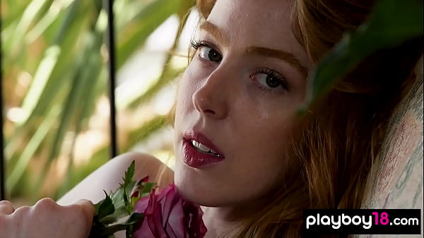 लंबी टांगों वाली बेब एर्ना ओहारा अपनी बालों वाली लाल बालों वाली बिल्ली को उतार रही है और धो रही है