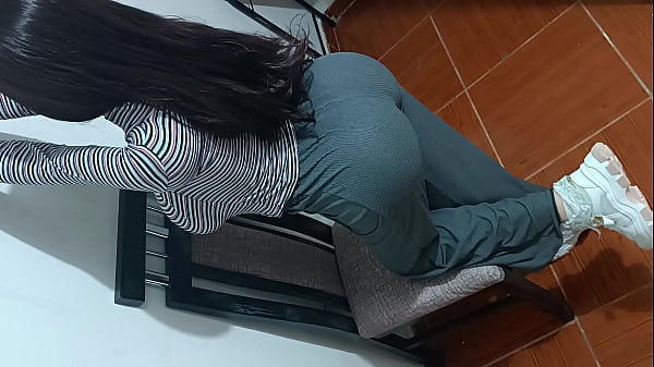 As palavras da minha enteada foram as que mais me entusiasmaram, passei um pouco de gel na cabeça do meu pênis e agarrando pela base com uma das mãos direcionei para as nádegas dela.