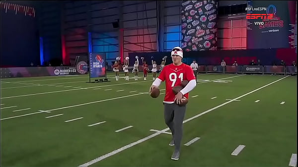 Gli uomini si lanciano il pallone addosso