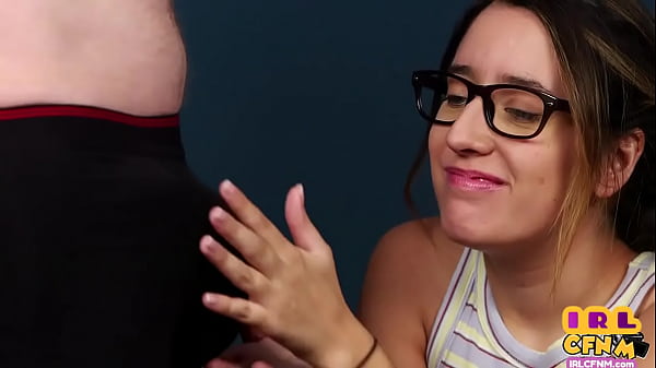 Heißes Teenie-Mädchen gibt beim Blowjob an