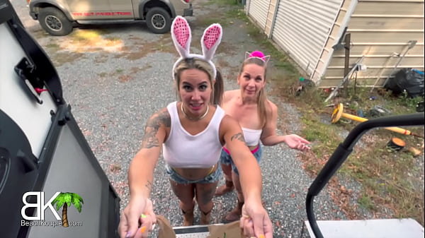 हॉट मिल्फ़ सौतेली माँ (किम्बर लेह) फूहड़ सौतेली बेटी (मिस्टी मीनर) को दिखाती है कि कैसे वह डिक चूसती है और पड़ोसी (स्कॉट ट्रेनर) के लंड की सवारी करती है