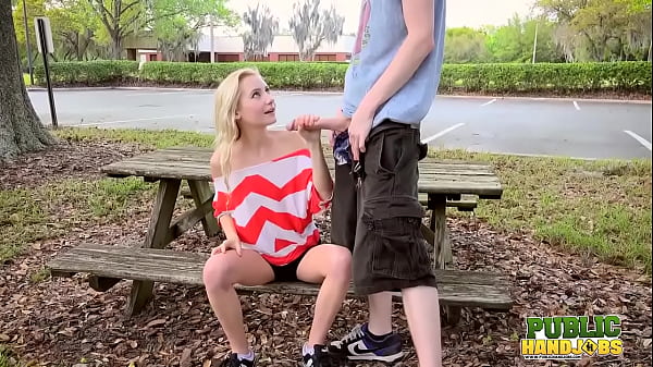 Sexy abspritzender Teenie zeigt sich