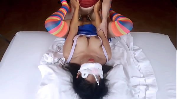 Leidenschaftliches junges Mädchen zeigt sich