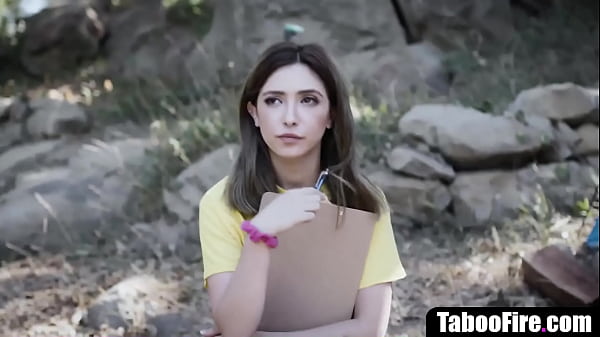 Cô gái tuổi teen đáng yêu nhảy múa ở tuổi teen