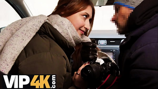 Erstaunlich süßer Teenie gibt an