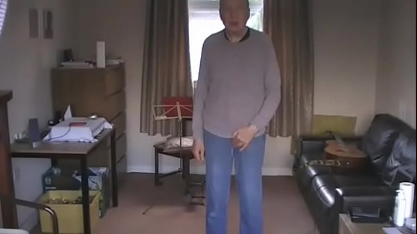 Hombre desnudándose para mujeres y cualquier otra persona que quiera verlo