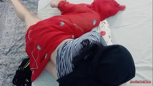 सुरक्षा कैमरे की वजह से मेरी सौतेली बहन की सच्चाई उजागर हो गई और वह हिजाब में मेरे दोस्त के साथ सेक्स करते हुए पकड़ी गई