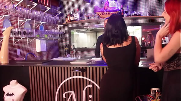 Tôi đến quán bar ở đó và xem chuyện gì đã xảy ra