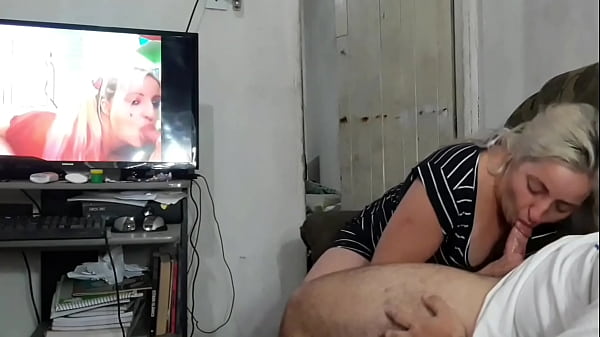 Il cugino sorprende il ragazzo mentre fa sesso e lo fa venire più volte di seguito