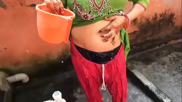 Desi village MILF Nangi Aurat fa il bagno all'aperto