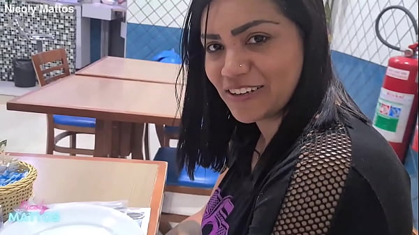 Cô gái tuổi teen vui tươi có niềm vui trong vụng về