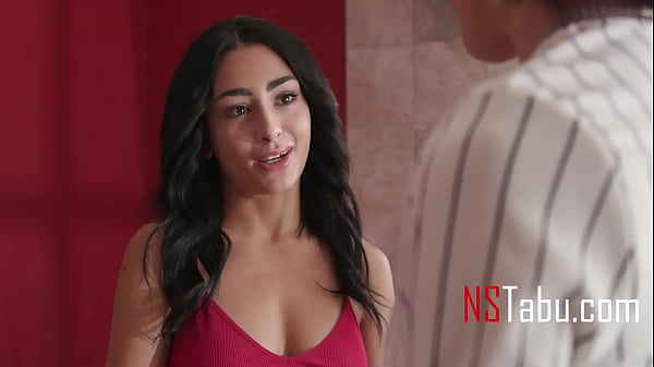 Séduire le stagiaire mignon avec les dents tordues