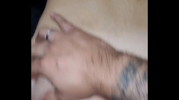 Süßes Teenie-Mädchen hat Spaß beim Analsex