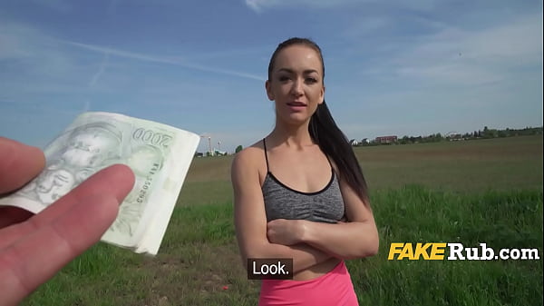 Die zierliche russische Läuferin wurde auf ihrem Weg für ein Casting und einen schnellen Fick abgeholt