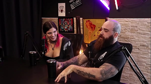 Ela queria ser modelo e ele a conheceu no Tinder - Queen e Iron